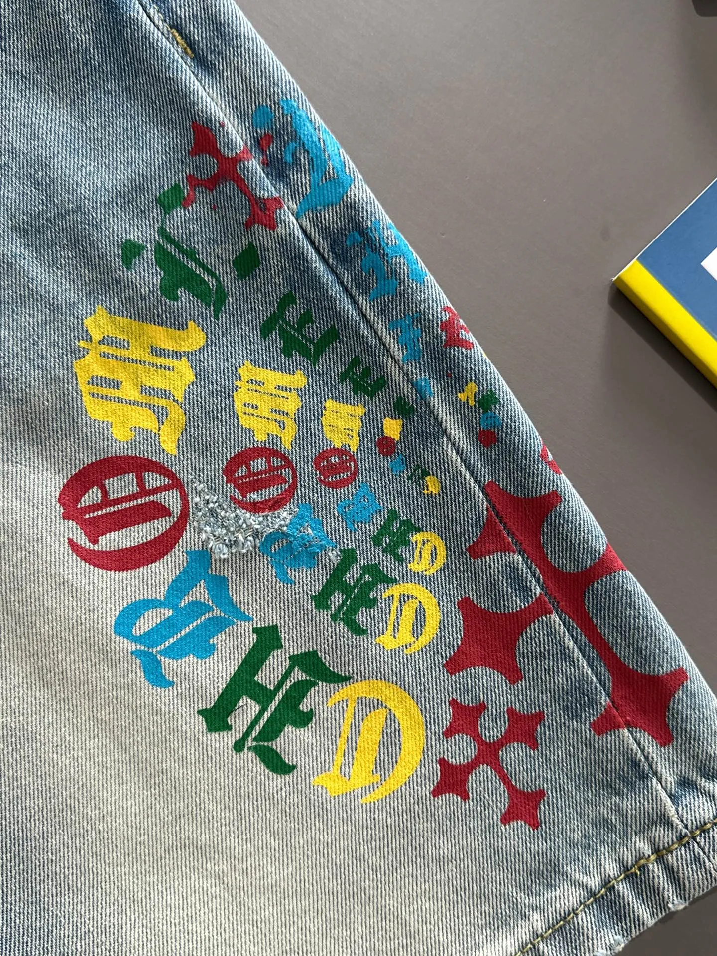 🅿️330 Croxin 2025 summer new jeans denim shorts, imported from Japan Denim plain cotton denim fabric woven and produced, complete with three standards, top stone washing process makes the texture reach the old taste of the 1980s, soft, delicate, comfortable and breathable, the color has a modern and fashionable vicissitudes, the upper body is versatile and fashionable! Light luxury, a must-have item for daily commuting! Code number: 28-40 (please state your height and weight when placing an order)